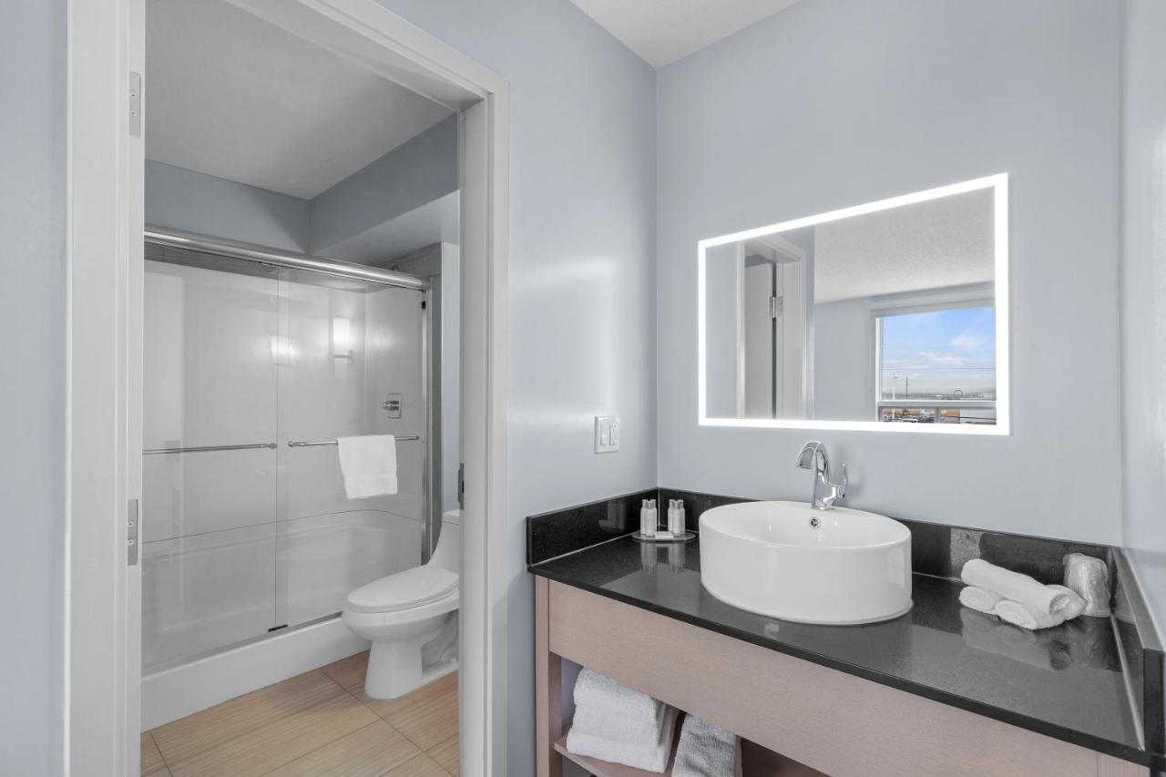 Emerald Hotel & Suites Calgary Airport Exterior foto